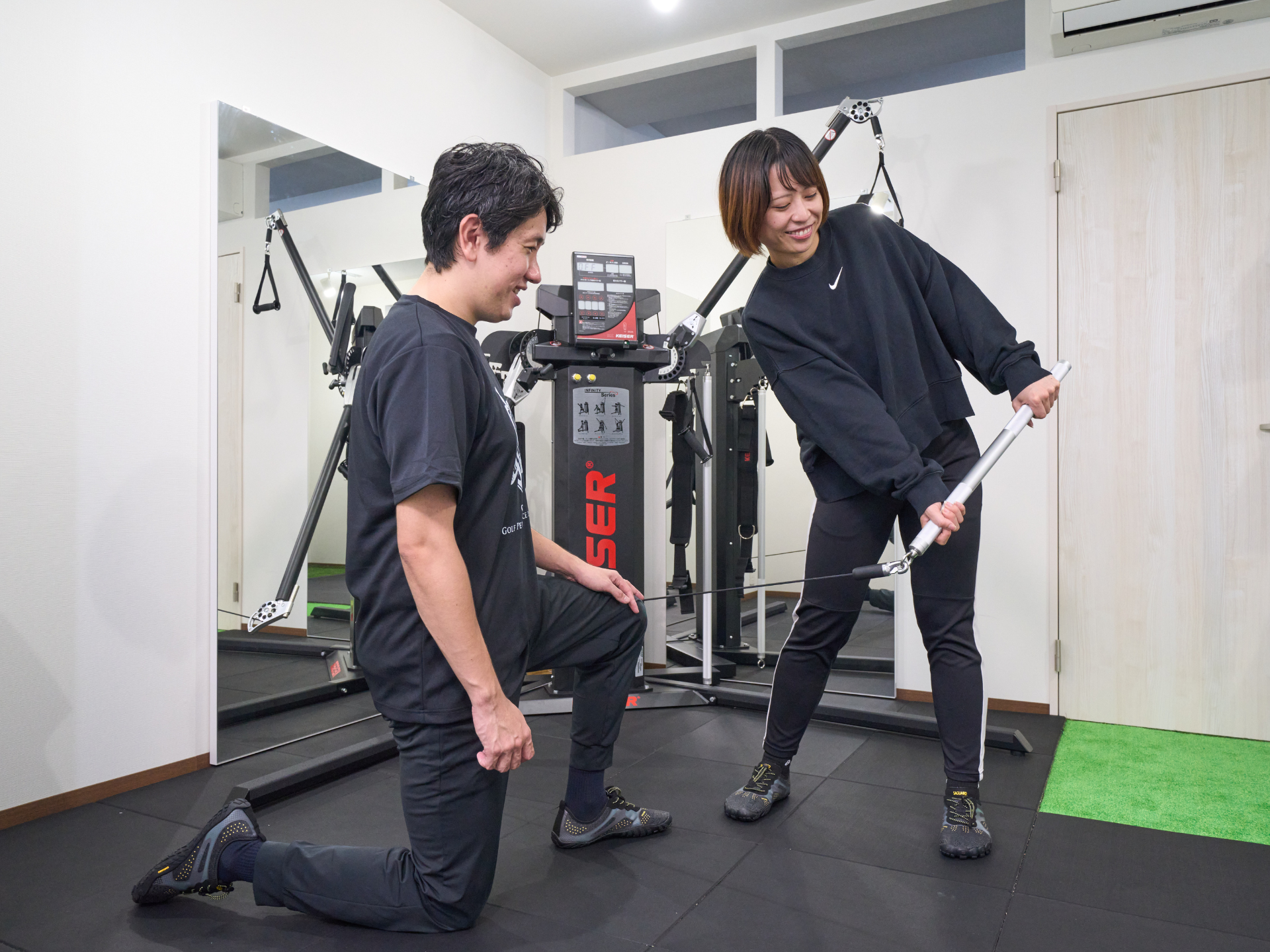 40代女性ゴルファーの美しいスイング