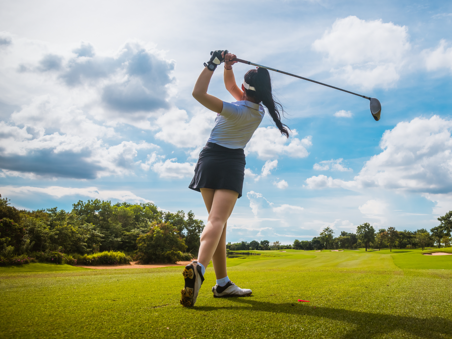女性ゴルファーのスイング